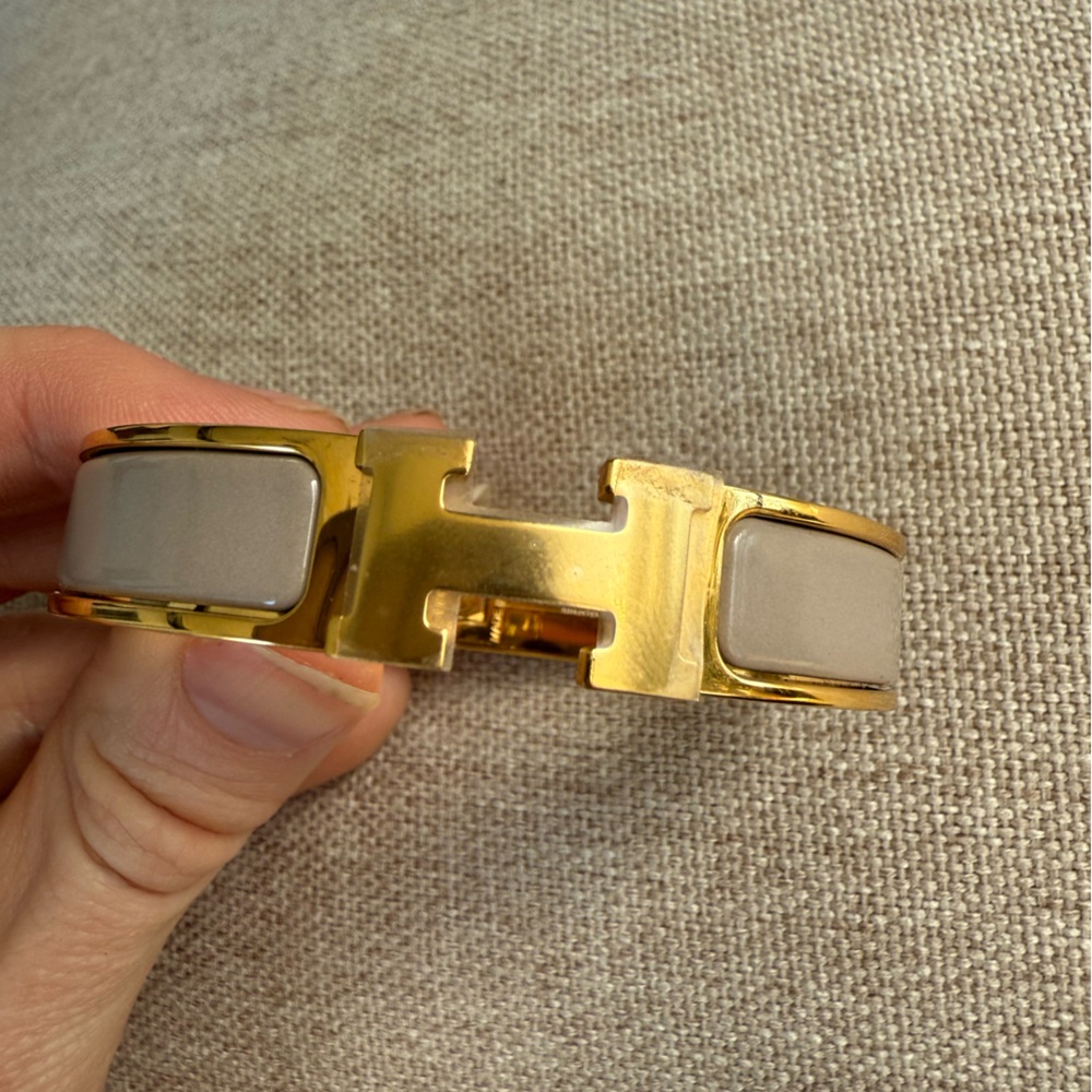 Marion glacé Hermes clic clac in pm. Comes with box and dustbag, sticks on still